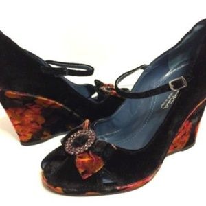 New VIA SPIGA Black Velvet Platform Heels Size 8.5